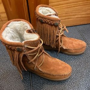 minnetonka moccasins boots